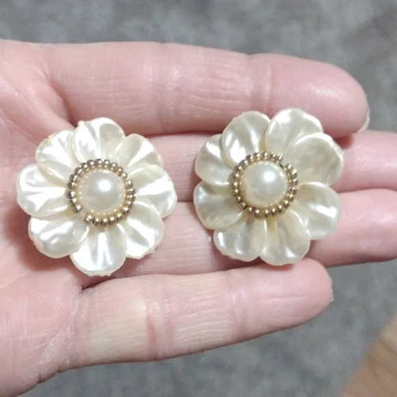 VINTAGE CLUSTERED IVORY SHELL FLORAL SILVER-TONE CLIP-ON DROP 1.2" EARRINGS - Picture 3 of 10